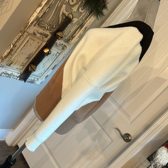 Tahari Sweater - Size Medium Colors of Black, Cream, Beige Excellent Condition - Picture 2 of 4